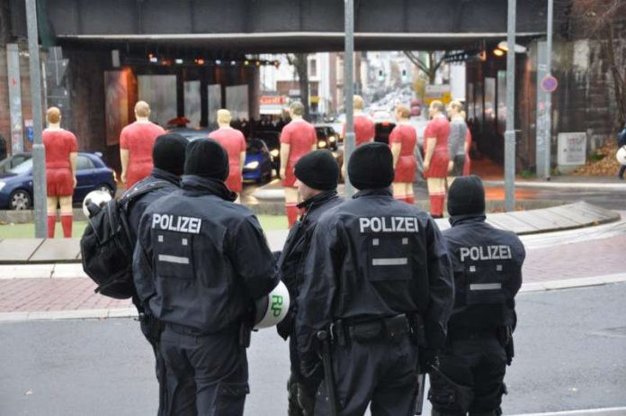 Einsatzkräfte am 11-Freunde-Kreisel (Foto: Polizei) Einsatzkräfte am 11-Freunde-Kreisel (Foto: Polizei)