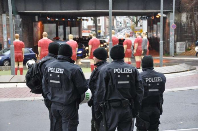 Einsatzkräfte am 11-Freunde-Kreisel (Foto: Polizei)