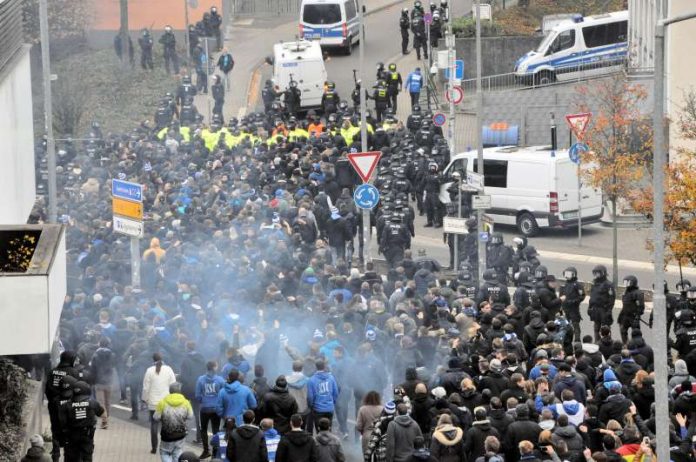 KSC-Anhänger auf dem Weg zum Betzenberg (Foto: Polizei)