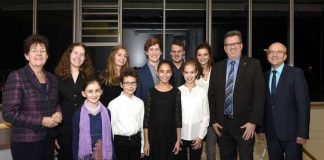 Landrat Clemens Körner (2.v.r.), Elke Rottmüller (l.), Vorstandsmitglied der Sparkasse Vorderpfalz, sowie der Leiter der Musikschule Christoph Utz (r.) überreichten die Fördergelder an die Stipendiaten der Musikschule des Rhein-Pfalz-Kreises.