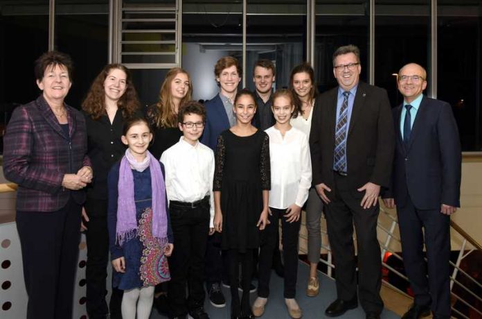 Landrat Clemens Körner (2.v.r.), Elke Rottmüller (l.), Vorstandsmitglied der Sparkasse Vorderpfalz, sowie der Leiter der Musikschule Christoph Utz (r.) überreichten die Fördergelder an die Stipendiaten der Musikschule des Rhein-Pfalz-Kreises.