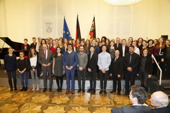 Alle Preisträgerinnen und Preisträger der Laienmusikwettbewerbe mit Ministerpräsidentin Malu Dreyer, Minister Prof. Dr. Konrad Wolf, Staatssekretär Prof. Dr. Salvatore Barbaro und dem Präsidenten des Landesmusikrats Rheinland-Pfalz Peter Stieber; © Staatskanzlei RLP/ Martina Pipprich Alle Preisträgerinnen und Preisträger der Laienmusikwettbewerbe mit Ministerpräsidentin Malu Dreyer, Minister Prof. Dr. Konrad Wolf, Staatssekretär Prof. Dr. Salvatore Barbaro und dem Präsidenten des Landesmusikrats Rheinland-Pfalz Peter Stieber; © Staatskanzlei RLP/ Martina Pipprich