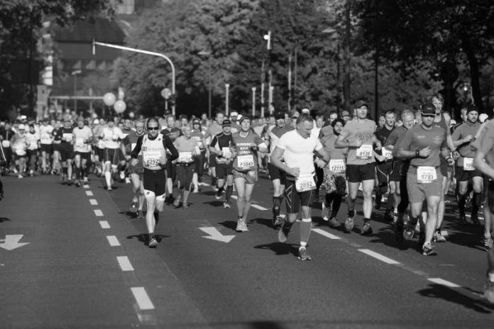 Ein Mann verstarb beim 35. Mainova Frankfurt Marathon (Foto: Holger Knecht)