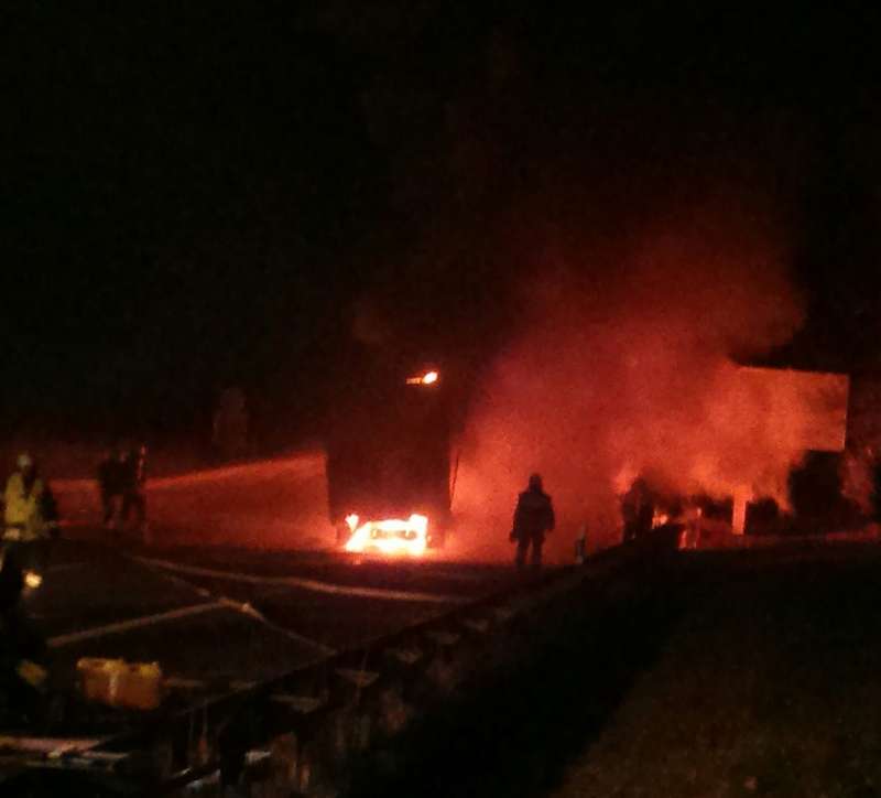 Der LKW brannte aus (Foto: Polizei)