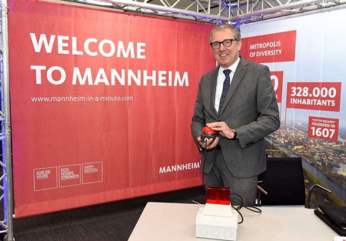 OB Dr. Kurz schaltet das WLAN frei (Quelle: Stadt Mannheim / Thomas Tröster)