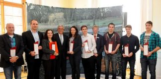 Preis für Zivilcourage 2016. Zu sehen von Links nach rechts: Stefan Josef Heinz, Holger Heiser, Elena-Maria Orsan, Minister Roger Lewentz, Andrea Renner-Baumann, Maximilian Ewerbeck, Thomas Wulf, Patrick Bernd, Simon Kasper und Martin Popp.; (Foto: Polizei RLP / Kristina Schäfer)