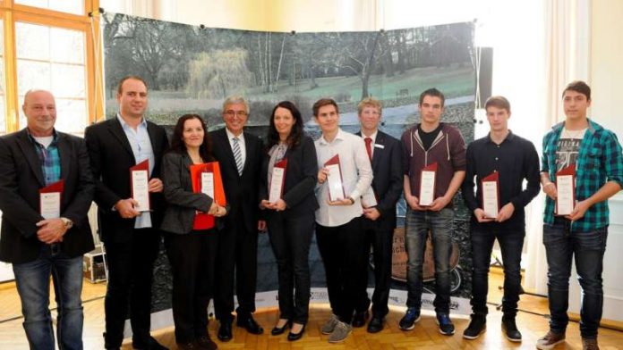 Preis für Zivilcourage 2016. Zu sehen von Links nach rechts: Stefan Josef Heinz, Holger Heiser, Elena-Maria Orsan, Minister Roger Lewentz, Andrea Renner-Baumann, Maximilian Ewerbeck, Thomas Wulf, Patrick Bernd, Simon Kasper und Martin Popp.; (Foto: Polizei RLP / Kristina Schäfer)