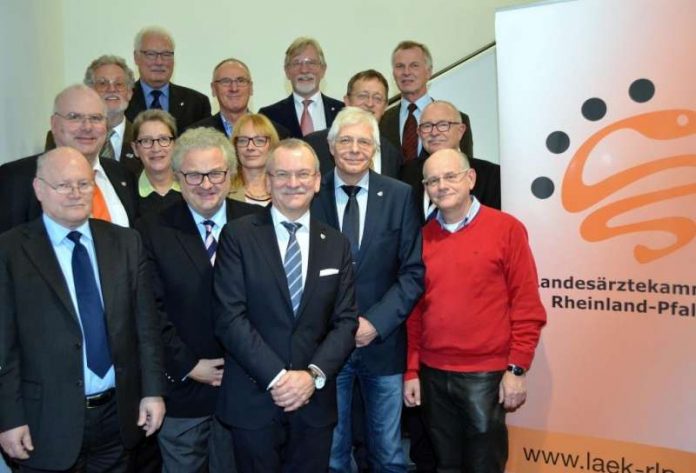 Der neu gewählte Vorstand der Landesärztekammer Rheinland-Pfalz ist bereit für die kommende Amtszeit. (Foto: LÄK RLP/Engelmohr)
