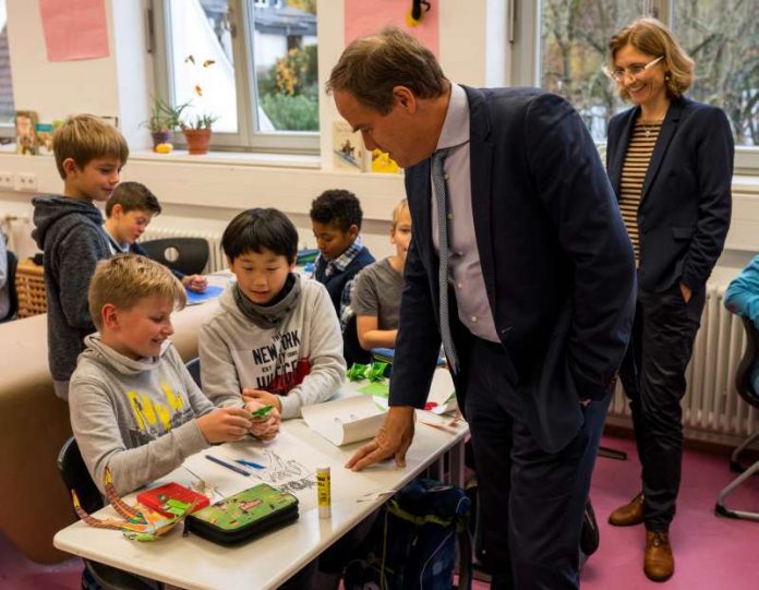 Oberbürgermeister Dr. Eckart Würzner besuchte im Rahmen von #HolDenOberbürgermeister die Eichendorffschule und schaute gemeinsam mit Schulleiterin Jutta Stempfle-Stelzer beim Kunstunterricht vorbei. (Foto: Tobias Dittmer)