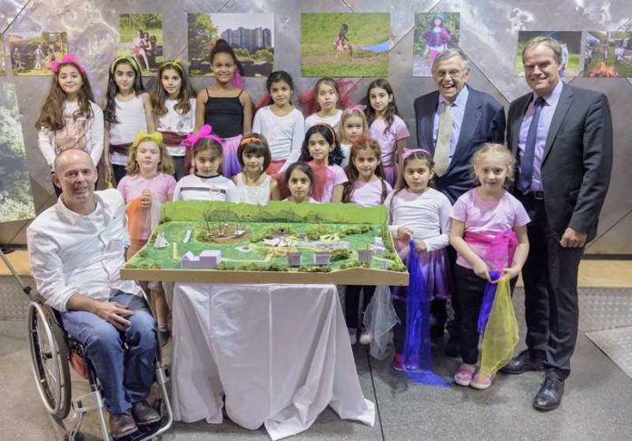 Oberbürgermeister Dr. Eckart Würzner (r.) und Joachim Ritter (l.), Leiter des Kinder- und Jugendzentrums Emmertsgrund, freuten sich gemeinsam mit Kindern über die Spende der Falconwood Foundation um Dr. Henry G. Jarecki (2.v.r.). Im Vordergrund ist ein Modell zu sehen, das einen Eindruck vermittelt, wie die Kinderbaustelle künftig gestaltet werden könnte. (Foto: Philipp Rothe)