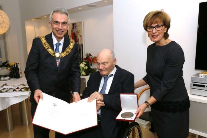 Ehrenplakette für Stefan Szajak (Foto: Rafael Herlich)