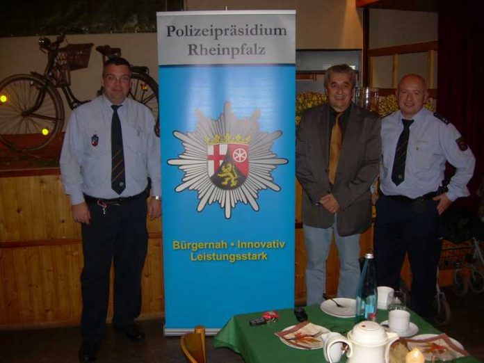 Von links: POK Kraus (Bezirksbeamter der PI Edenkoben), KHK Bossek (KI Ludwigshafen) und POK Ralph Tretter (PI Edenkoben)