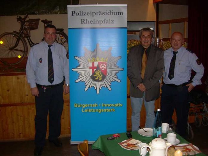 Von links: POK Kraus (Bezirksbeamter der PI Edenkoben), KHK Bossek (KI Ludwigshafen) und POK Ralph Tretter (PI Edenkoben) Von links: POK Kraus (Bezirksbeamter der PI Edenkoben), KHK Bossek (KI Ludwigshafen) und POK Ralph Tretter (PI Edenkoben)