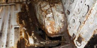 Wegen drohendem "Verlust" der Schiebe- und Hecktür haben die Beamten den Klein-LKW aus dem Verkehr gezogen