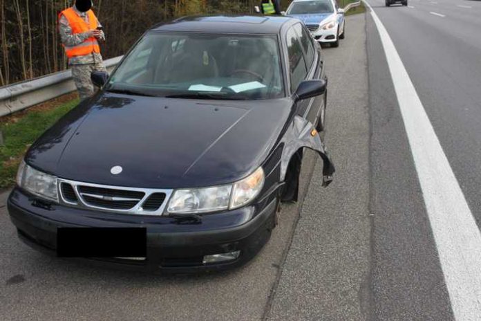 Während der Fahrt verlor dieser PKW das linke Rad