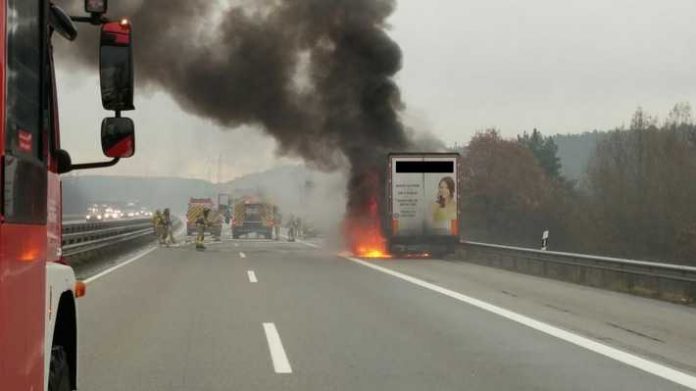 in Brand geratener Anhänger in Brand geratener Anhänger