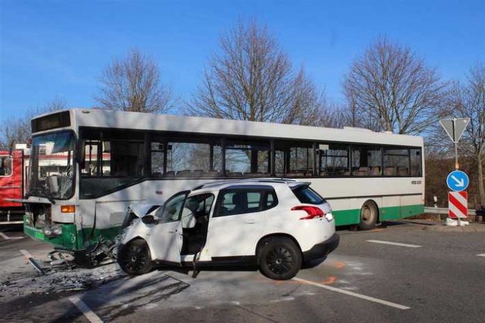 Verkehrsunfall mit Linienbus Verkehrsunfall mit Linienbus