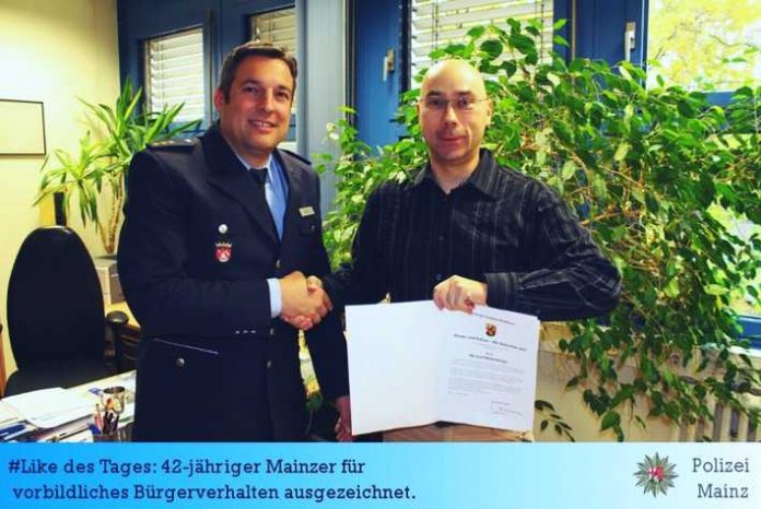 Polizeidirektor Martin Kuntze ehrte Michael Mildenberger für sein Eingreifen