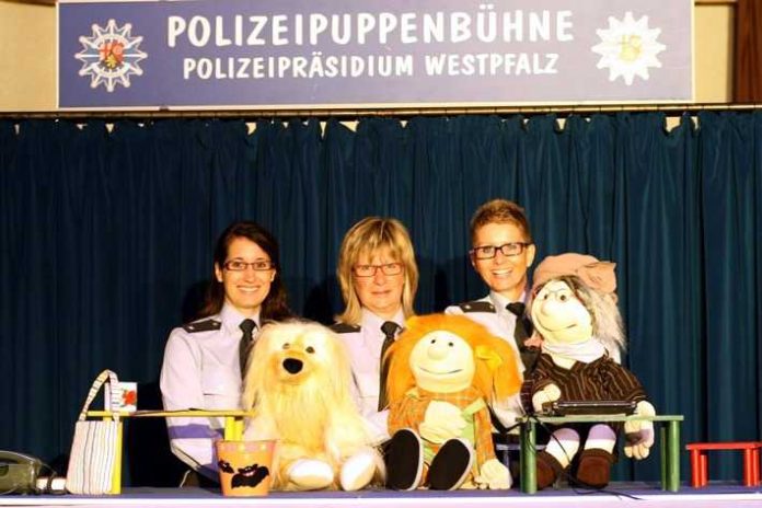 Das Team der Polizeipuppenbühne: Melanie Paul, Claudia Bauspieß und Yvonne Morzik (von links)