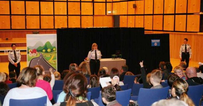 10 Jahre Puppenbühne des Polizeipräsidiums Westpfalz - am Montag gastierten Melanie Paul, Claudia Bauspieß und Yvonne Morzik (von links) vor etwa 90 Kindern im Emmerich-Smola-Saal beim Südwestrundfunk in Kaiserslautern.