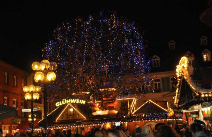 In Kaiserslautern ist heute Nachmittag der Weihnachtsmarkt eröffnet worden - die Glühweinstände haben wie immer viel Betrieb. Und damit Sie auch den nächsten Besuch und den nächsten Glühwein noch unbeschwert genießen können: Lassen Sie Ihr Auto stehen! Nehmen Sie lieber ein Taxi oder fahren mit dem Bus!