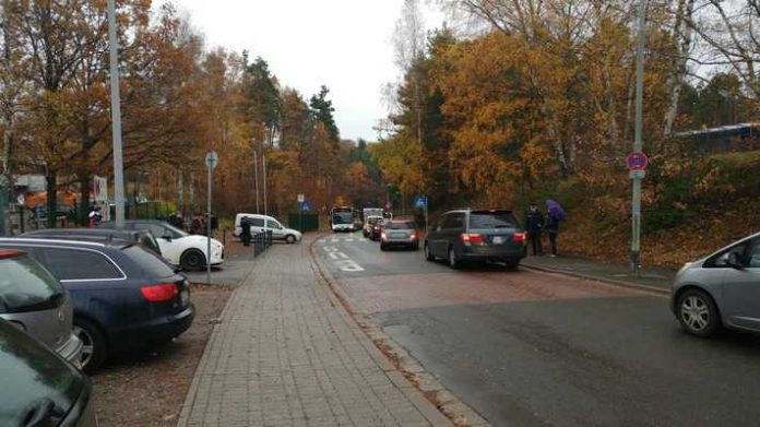 In Zusammenarbeit mit der Ordnungsbehörde der Stadt Kaiserslautern wies die Polizei Kaiserslautern vor dem Schulzentrum Süd zahlreiche Verkehrsteilnehmer darauf hin, wie Eltern den Schulweg für ihre Kinder sicherer machen können.
