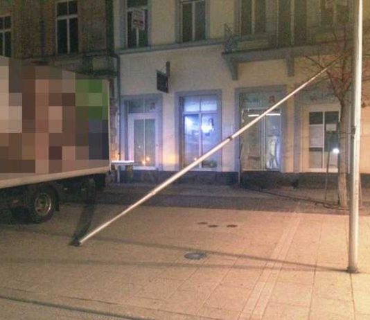 Ein 50-jähriger Lastwagenfahrer hat am frühen Montagmorgen in der Bahnhofstraße einen Fahnenmast umgefahren.