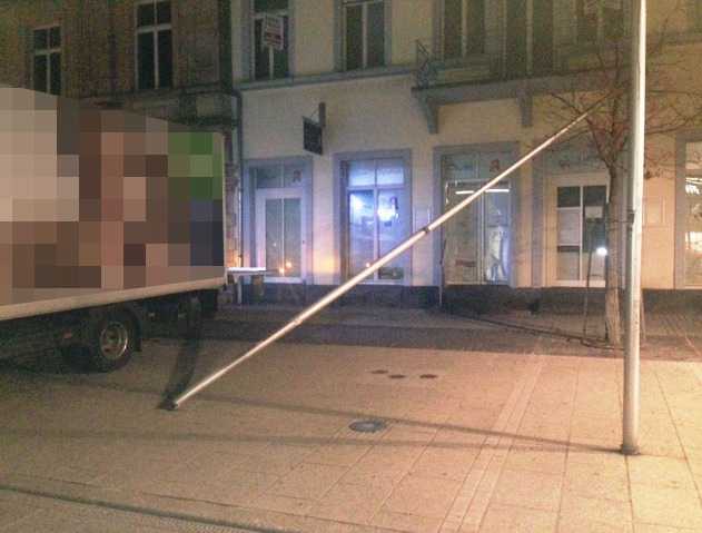 Ein 50-jähriger Lastwagenfahrer hat am frühen Montagmorgen in der Bahnhofstraße einen Fahnenmast umgefahren.