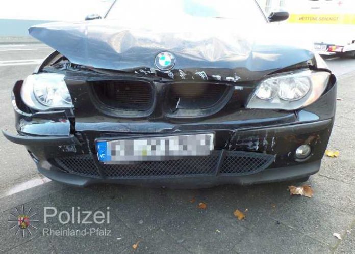 Dieser BMW ist frontal gegen eine Betonwand gekracht
