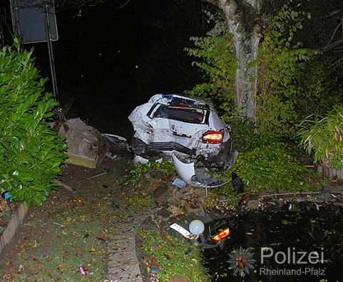 Der VW Scirocco kam von der Fahrbahn ab, durchfuhr den Straßengraben und prallte gegen eine Gartenmauer. Der Fahrer wurde dabei schwer verletzt.