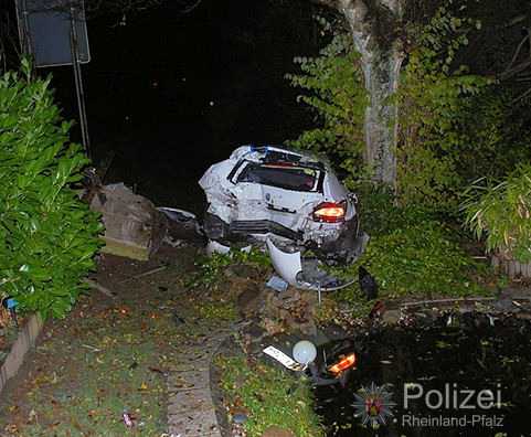 Der VW Scirocco kam von der Fahrbahn ab, durchfuhr den Straßengraben und prallte gegen eine Gartenmauer. Der Fahrer wurde dabei schwer verletzt. Der VW Scirocco kam von der Fahrbahn ab, durchfuhr den Straßengraben und prallte gegen eine Gartenmauer. Der Fahrer wurde dabei schwer verletzt.