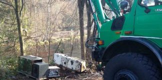 Taucher der Bereitschaftspolizei fischten mehrere Tresore aus dem Walzweiher.