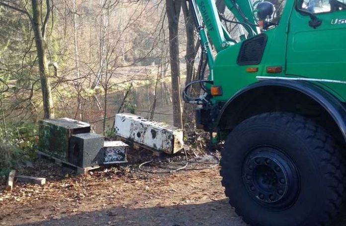 Taucher der Bereitschaftspolizei fischten mehrere Tresore aus dem Walzweiher.