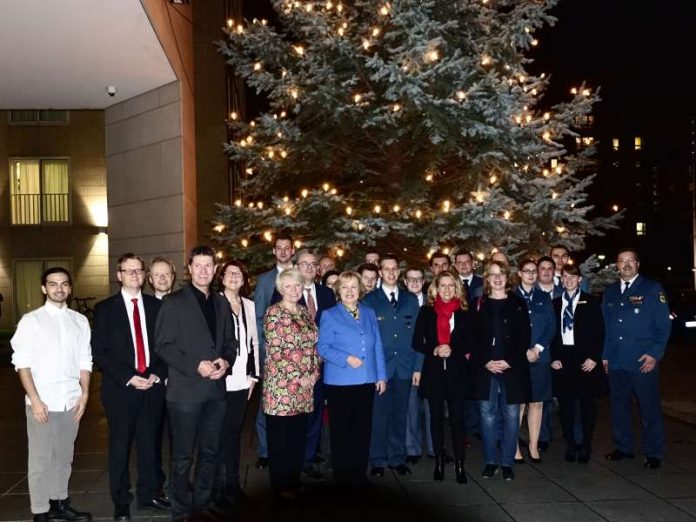 Der Weihnachtsbaum wurde an Heike Raab übergeben (Foto: Staatskanzlei RLP / Nino Zuunami)