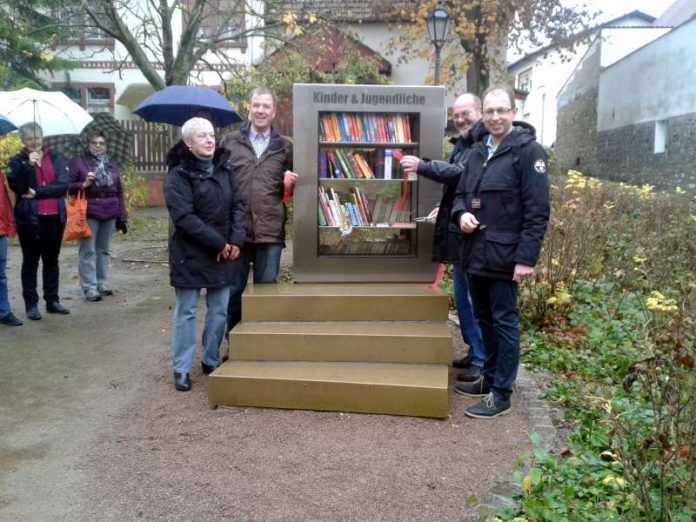 Angelika Aumüller, Heiko Schmittbetz, Hermann Aumüller und Markus Conrad bei der Eröffnung des neuen Schornsheimer Bücherschranks (Foto: Martin Sollinger, Ortsgemeinde Schornsheim)