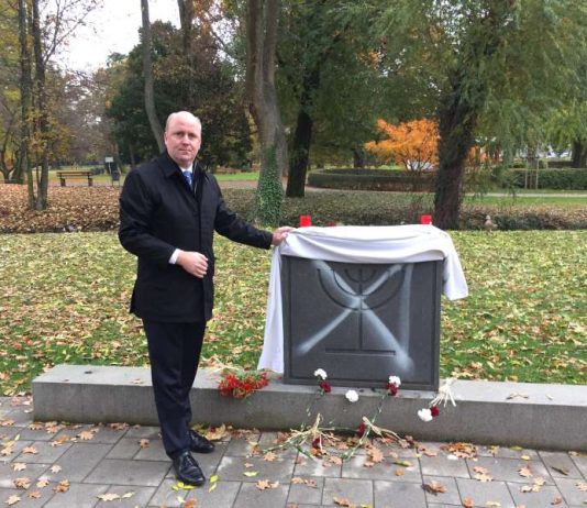 Bürgermeister Uwe Becker neben antisemitischen Schmierereien (Foto: Stadt Frankfurt am Main)