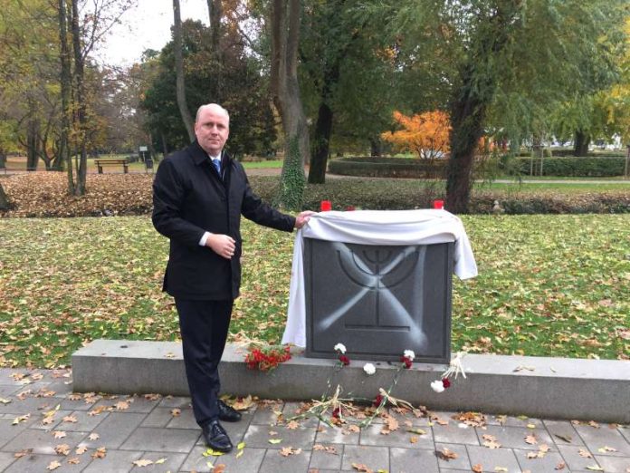Bürgermeister Uwe Becker neben antisemitischen Schmierereien (Foto: Stadt Frankfurt am Main)