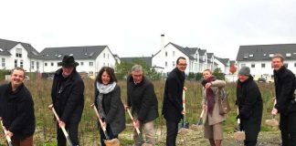 Sylvia Weber und Jan Schneider bei Spatenstich für neue Grundschule in Berkersheim (Foto: Stadt Frankfurt)