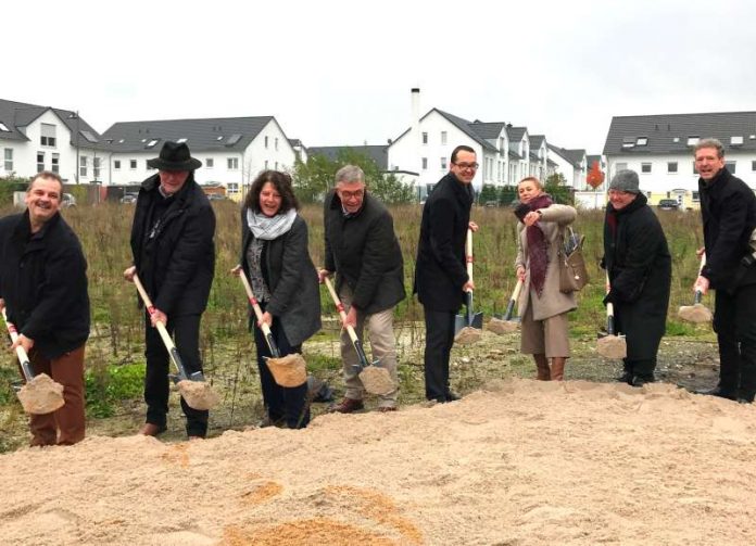 Sylvia Weber und Jan Schneider bei Spatenstich für neue Grundschule in Berkersheim (Foto: Stadt Frankfurt)