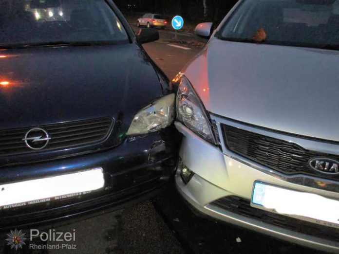 Der Kia (hier rechts im Bild) nahm dem Opel die Vorfahrt und stieß im Kreuzungsbereich mit ihm zusammen. (Foto: Polizei) Der Kia (hier rechts im Bild) nahm dem Opel die Vorfahrt und stieß im Kreuzungsbereich mit ihm zusammen. (Foto: Polizei)