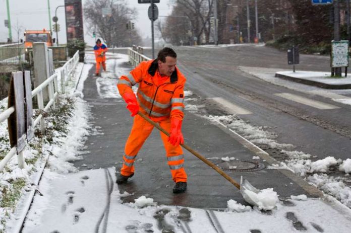 Winterdienst 2016/2017: Bis zu 140 städtische Mitarbeiterinnen und Mitarbeiter stehen in Heidelberg bereit, um für freie Fahrt auf glatten und zugeschneiten Straßen zu sorgen. (Foto: Steffen Diemer)