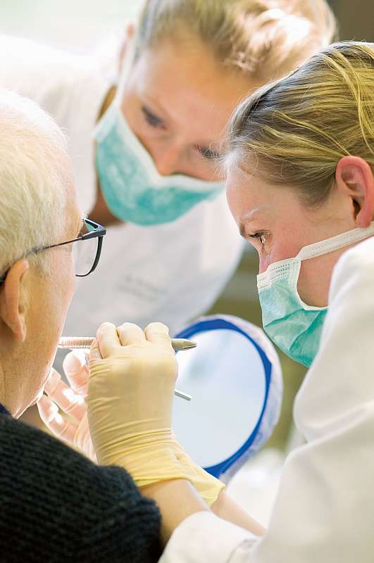 Zahnersatz auf Implantaten - Studienteilnehmer gesucht. (Foto: Universitätsklinikum Heidelberg)
