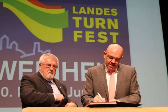 Unterzeichnung des Vertrags (Foto: Roland Kern) Unterzeichnung des Vertrags (Foto: Roland Kern)