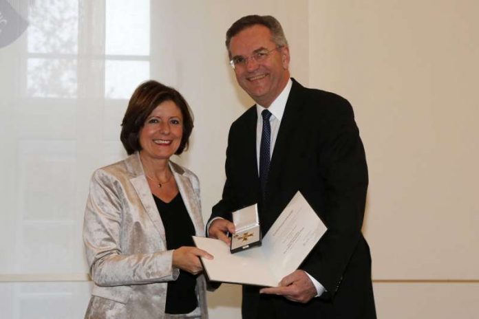 Ministerpräsidentin Malu Dreyer und Dr. Dieter Wagner bei der Überreichung des Verdienstordens (Foto: Staatskanzlei RLP / Stefan F. Sämmer)