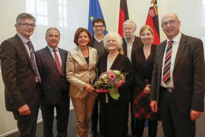 Ministerpräsidentin Malu Dreyer überreicht Johannes und Liesel Metten den Landesverdienstorden. Mit dabei sind (von links) Verbandsbürgermeister Ralph Spiegler, Landrat Claus Schick, Kulturstaatssekretär Salvatore Barbaro, Landtagsabgeordnete Nina Klinkel und Stadtbürgermeister Dieter Kuhl. (Foto: Staatskanzlei/ Stefan F. Sämmer)