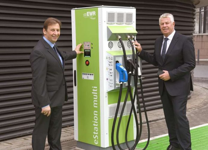 Zusammen mit OB Michael Kissel (rechts) nimmt EWR-Vorstand Günter Reichart die erste Schnellladestation für E-Autos in Betrieb. (Foto: EWR AG)
