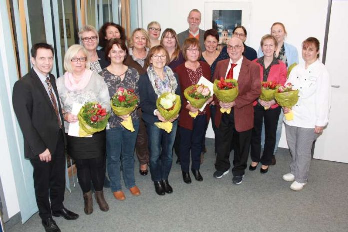 Nahmen Dienstubiläen und Abschiede zum Anlass, sich in geselliger Runde zu versammeln (v.l.n.r.): Ingo Roth (Leiter der Klinik Schwetzingen), Brigitte Lipowsky (Ruhestand), Marika Fechner (Pflegedienstleiterin), Tamara Kempf (Jubilarin), Isolde Neureuther (Jubilarin), Astrid Sickmüller (Ruhestand), Gabriele Kennel (Jubilarin), Christina Welzel (Jubilarin), Simone Jörg (Jubilarin), Andrea Maier (Jubilarin), Gerhard Müller (Ruhestand), Ina Kühnle (Jubilarin), Jürgen Uhrig (Ruhestand), Melanie Reißfelder (Leiterin Personal und Recht), Ellen Rößler (Jubilarin), Iris Rutz (Jubilarin), Huerue Oelmez (Jubilarin). (Foto: GRN)