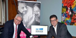 Symbolisch betätigen Key Account Manager Gerd Schäfer von der TELEKOM DEUTSCHLAND GMBH und Bürgermeister Ulrich Mönch einen Buzzer zum Start des neuen Breitbandnetzes in Bingen. (Foto: Stadtverwaltung Bingen)