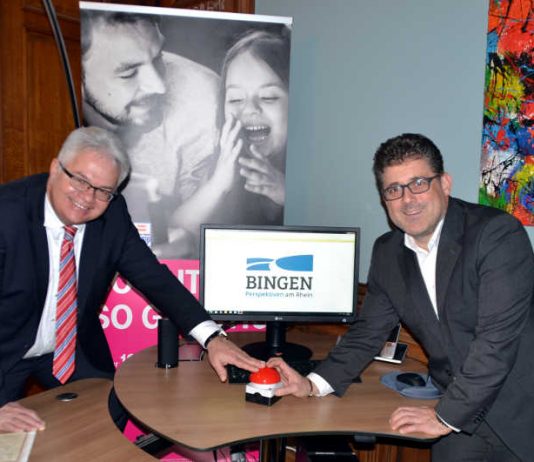 Symbolisch betätigen Key Account Manager Gerd Schäfer von der TELEKOM DEUTSCHLAND GMBH und Bürgermeister Ulrich Mönch einen Buzzer zum Start des neuen Breitbandnetzes in Bingen. (Foto: Stadtverwaltung Bingen)