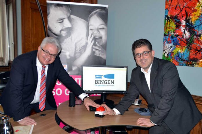 Symbolisch betätigen Key Account Manager Gerd Schäfer von der TELEKOM DEUTSCHLAND GMBH und Bürgermeister Ulrich Mönch einen Buzzer zum Start des neuen Breitbandnetzes in Bingen. (Foto: Stadtverwaltung Bingen)